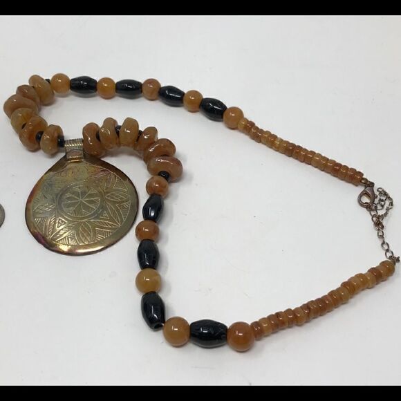 Vintage Brass pendent with butterscotch and black plastic beads necklace. - Picture 6 of 6